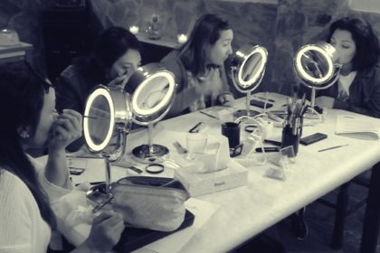 Chicas maquillándose blanco y negro